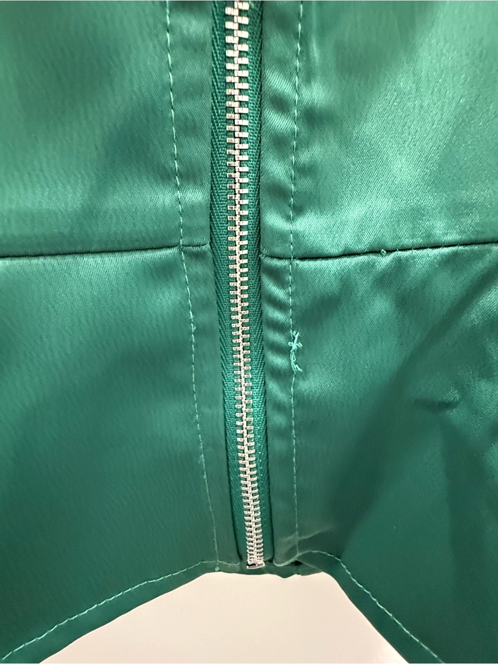 PrettyLittleThing Green Satin Boned Corset Top - Picture 4 of 10